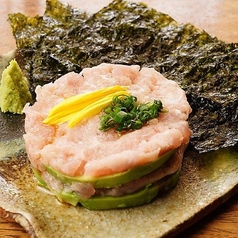 マグロとアボカドのミルフィーユユッケ