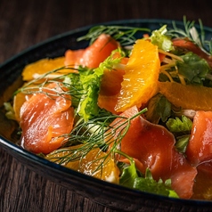 スモークサーモンとオレンジの香味サラダ