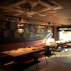 【テーブル席×15席】お洒落な内装の中、ゆったりしたテーブル席で友人や大切な人と楽しい会話を楽しめます。外から差し込むやわらかな光が心地よい明るさを演出し、創作料理とともに特別なひとときを提供。ここで素敵な時間を過ごしてみませんか？あなたのお気に入りの場所になること間違いなしです。