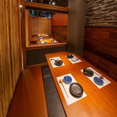 団体様は横並びに並んでいただくスタイルです。使い勝手バツグンです。忘年会や新年会におすすめです。