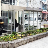 店内は禁煙となっておりますが、喫煙されるお客様は店外すぐの袋町公園をご利用いただけます。お食事中でも気軽にご利用いただけるため、喫煙・非喫煙どちらのお客様にも快適にお過ごしいただける環境を整えております。安心してご来店ください。