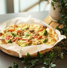 彩り野菜ときのこのトマトソースピッツァ