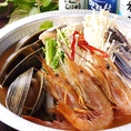 海鮮鍋は季節問わず大人気★ご注文一つで３～４名様で囲んでお召し上がりいただけるほど、ボリュームたっぷりの量！