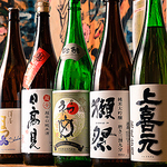 鮮魚に良く合う日本酒を厳選し、全国各地の地酒を各種取り揃えております。スタッフまでお気軽に！