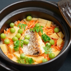 【季節の春の味覚】鯛と筍釜ご飯の写真