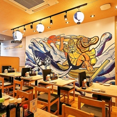 【お好みに合わせたお席をご用意】店内は心地よい温かみのある照明で、居心地抜群の雰囲気です。飲み会や女子会など、気の合う仲間と過ごすのにぴったりのテーブル席を人数に応じてご用意します。新鮮な海の幸とともに、リラックスした時間をお楽しみください。ご相談もお気軽にどうぞ！