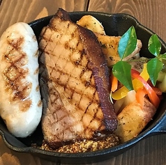 自家製厚切りベーコンとサルシッチャのグリル