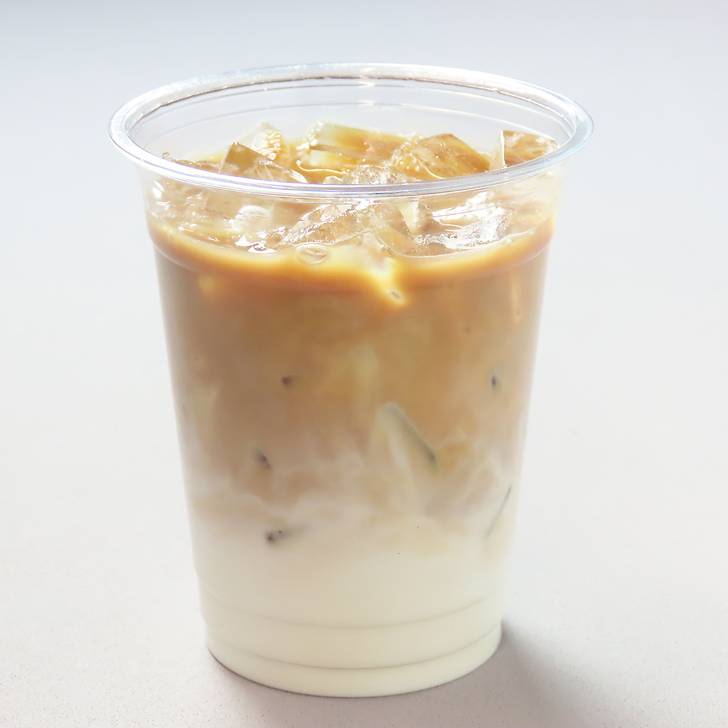 自家焙煎コーヒーやフレーバーティー、クリーミーなカフェラテなど多彩なドリンクを心地よい空間で♪