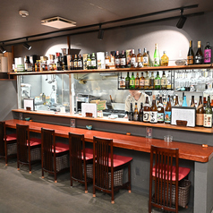 お一人様での晩酌や大切な方とのデートに最適なカウンター席。目の前には厳選された銘酒のボトルがずらりと並び、視覚でもお酒を愉しめる特等席です。今月おすすめの日本酒をじっくりと眺めながら、日常の喧騒を忘れてゆったりとした時間を過ごせます。落ち着いた雰囲気の中で、上質な一杯に酔いしれるひとときを。