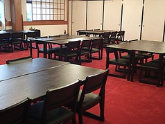 2階のテーブル席は、6名卓が、20卓以上あります！最大～130名まで収容可能です。