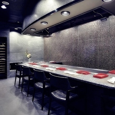 8名様まで利用可能な鉄板焼カウンター席をご用意しております。シェフの手さばき目の前で感じながら美味しいお食事をお楽しみください。