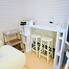 2席の静かなスペースで、集中して作業を行いたい方に最適なお席です。コワーキングスペースとして利用できるため、ビジネスミーティングや作業スペースにぴったり。軽食を楽しみながら、リラックスした環境で作業を進めることができます。Wi-Fi完備で、電源も利用可能です。お気軽にご利用ください。