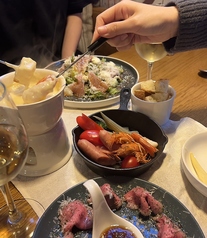 【人気メニュー】3種チーズのチーズフォンデュの写真