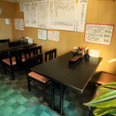 ゆったりと配置された4人掛けのテーブル席は、ご家族やご友人とのお食事にぴったりです。広めの間隔でレイアウトされているため、周囲を気にせず会話や食事をお楽しみいただけます。