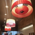 和傘をモチーフにした特製照明のあるカウンター♪落ち着いた雰囲気で食事ができます♪