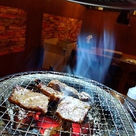 炭火で焼く厳選肉！上州牛や旨味あふれる麦豚を堪能◎