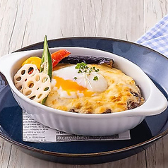 ホロホロに煮込まれたチキンと季節の野菜が楽しめるの写真