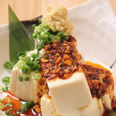 冷ややっこ ネギ盛り食べるラー油