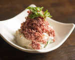手作りのポテトサラダの上に、コンビーフをのせた、当店人気のポテトサラダ。
