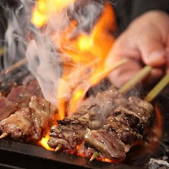 横浜本店自慢の【熟成鶏　炭火焼き鳥】ビールとも相性抜群♪柔らかさと味わいが自慢の逸品です♪の写真