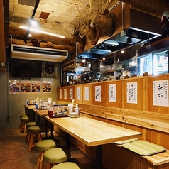 テーブルは26席ご用意。ご家族やご友人との食事に最適です。ゆったりとした空間で、会話を楽しみながらお食事を心ゆくまでお楽しみいただけます。様々なシーンでご利用ください。