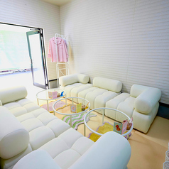 最大6名様まで利用可能です◎。ゆったりくつろげるソファ席は、リラックスした雰囲気が魅力です。ご友人などとゆったりとした時間を過ごしながら、デザートをお楽しみいただけます。フリースペースとしても利用可能で、打ち合わせや読書、おしゃべりにも最適。