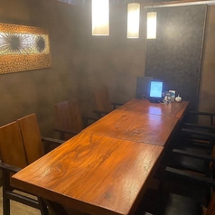 【5～6名様×1席】みんなで囲んで、おしゃべりが弾む、ゆったりテーブル席。ゆったりとした空間でお食事や会話を楽しめる個室テーブル席です。友人同士の集まりやご家族でのお食事、グループでのご利用におすすめ◎シンプルで快適な椅子と広々としたテーブルで、心地よい時間をお過ごしください。