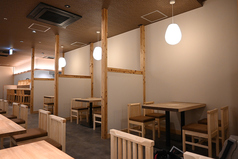 4名掛けテーブル席を中心に配置し、ゆったり過ごせる店内。ご家族や友人同士の食事、宴会利用にも最適です。