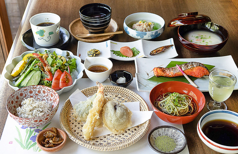 酒蔵でつくるお酒と、地元の食材満載のコース料理でお客様をおもてなしいたします。