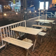 鴨々川を望むテラス席でゆったりとした時間をお過ごし下さい（夏季限定）