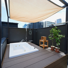 当店自慢のジャグジーです。イベントやパーティーに最適なスペースで、カウンター、ソファー、テラス席と合わせて特別な空間をご用意させて頂きました。同額料金で一緒にご利用いただく形となります。最大10名様までご利用可能です◎。プライベート感溢れる空間で、特別なひとときをお過ごしいただけること間違いなし。