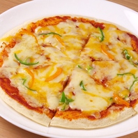 3種のチーズと自家製トマトソースのシンプルピザ