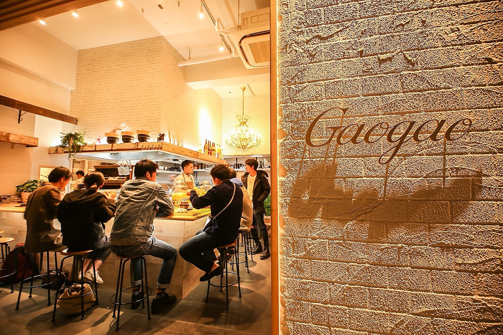 カウンターでお話ししながら一杯♪2つの空間を持つガオガオは貸し切りも大歓迎！