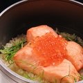 料理メニュー写真 鮭といくらの蒸し釜戸御飯