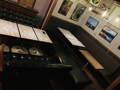 店舗奥の小ホールがリニューアル！元は個室だった小ホールの壁をなくし、ソファ席を拡張しました！といっても奥まったエリアなので、少人数での貸し切りや、パーテーションを利用してグループでのご利用にもピッタリ◎夜は照明も落ちて雰囲気バツグンです。