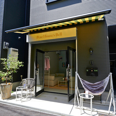 ペット同伴が可能なスペースです。開放的な空間で、自然の風を感じながらリラックスした時間をお楽しみいただけます。特に晴れた日は食事をしながら心地よい風を感じる至福のひとときをお過ごしいただけます。ペットと一緒に過ごせる特別な空間で、思い出に残る時間をお楽しみください。