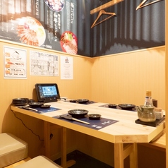 【2階】1階と2階を繋ぐ階段のすぐそばには、2名様用のテーブル個室。ご夫婦やカップルのデート利用、気心知れたご友人同士の飲み会にも使いやすい、程よい大きさのお部屋です。隣室との結合で、7名～8名様、25名～26名様、27名～最大32名様のご利用も可能です。