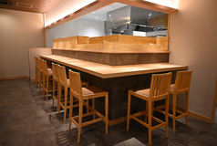 調理風景を間近で楽しめる臨場感抜群のカウンター席。お一人様やサク飲みにもおすすめです。