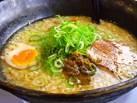 麺にこだわった自家製麺、塩のこだわりスープ。究極のラーメンが味わえる。