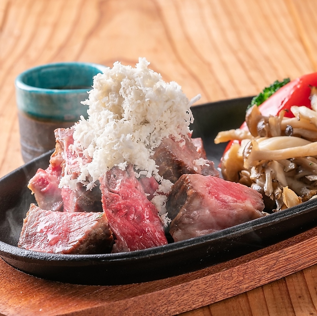 ステーキに相性抜群の国産リブロースとハラミステーキをアツアツ鉄板でご提供♪