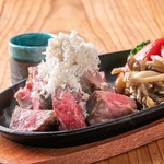 ステーキに相性抜群の国産リブロースとハラミステーキをアツアツ鉄板でご提供♪