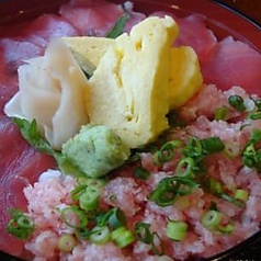 まぐろ二色丼