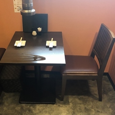 店内入口側のテーブル≪2名様×1卓・禁煙席≫デートやサプライズ・記念日にもご利用いただけます。お得な記念日クーポンもご用意しております◎