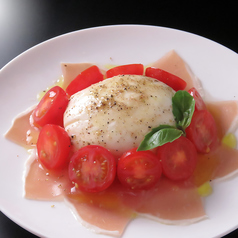 【風味豊かな味わい♪】『Burrata cheeseカプレーゼ』1600円(税込)の写真