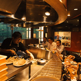 店内は落ち着いた雰囲気でゆったりとお過ごしいただける空間づくりを大切にしております。少人数から団体様まで対応可能なお席をご用意し、各種宴会やお食事シーンに幅広く対応。居心地の良さと使い勝手の良さを兼ね備えた設備で快適な時間をお楽しみいただけます。