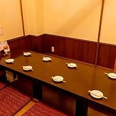 【宴会個室・掘りごたつお座敷】広々とした完全個室です。5名様～10名様までご利用いただけますので、会社の同僚やご友人とのお集まり、女子会など様々なご宴会におすすめです。掘りごたつ式ですのでお足元を楽にしながら寛げるのも◎ワイワイ賑やかなひとときをお楽しみください。