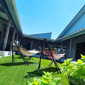 お天気の日に！カフェ前中庭 ハンモック