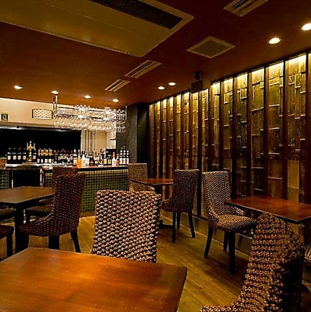 特別な記念日やデートにも相応しい、洗練された大人の空間が広がります。特等席のバーカウンターも。