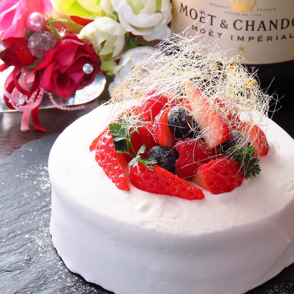 各種宴会コースご利用時は+1000円でメッセージ花火付き特製ケーキをプレゼント！