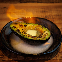 炎の焼きアボカド